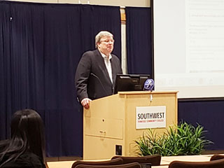 Mayor Jim Strickland welcomes students to Blue Path Day. 