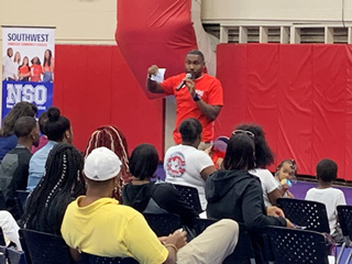 Shawn Boyd explains the orientation process to new students during an NSO event.