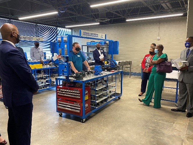 Technologies instructor Chris Rogers explains mechanical drive systems to the Chairman’s Circle tour group in Southwest’s Fulton Building. 