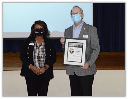 Southwest associate professor Mike Stephens receives the Tennessee Board of Regents Chancellor’s Commendation for Military Veterans from President Tracy D. Hall at the College’s Veterans Appreciation Nov. 10, 2021. 