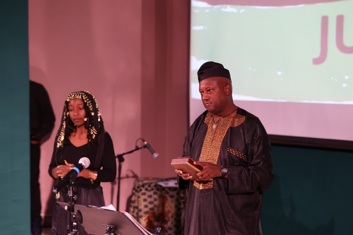 Ekpe Abioto, musician, educational entertainer and artistic director of Genius Unlimited, demonstrated the kalimba. 